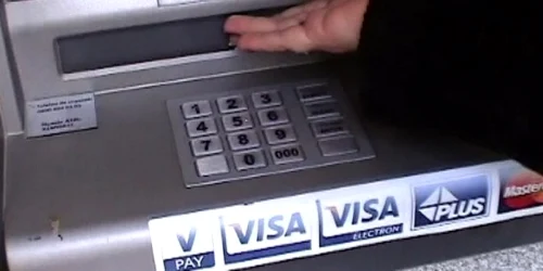 Banconotele rămân blocate în interior lipite de banda adezivă 