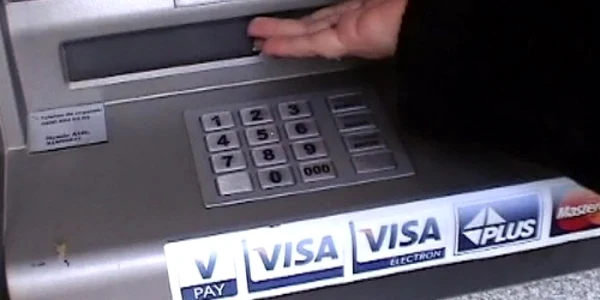 Banconotele rămân blocate în interior lipite de banda adezivă 