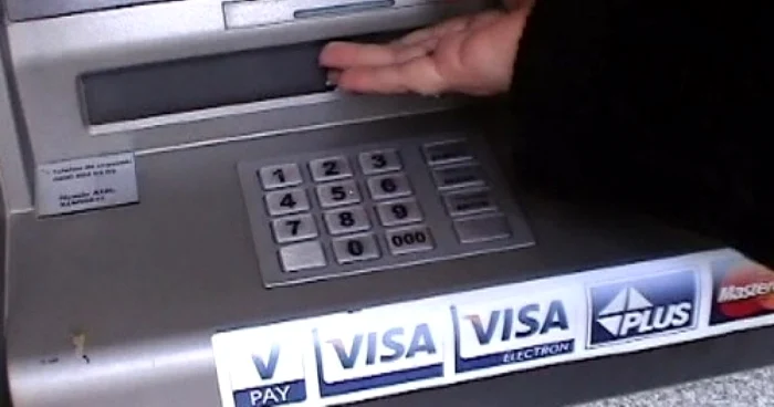 Banconotele rămân blocate în interior lipite de banda adezivă 