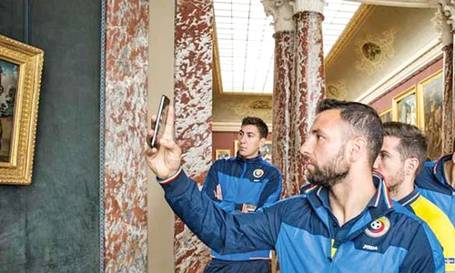 Jucătorii echipei  naţionale au făcut  poze la tablouri jpeg