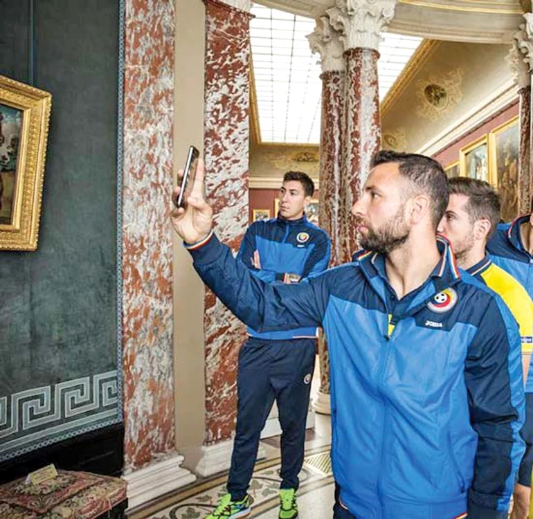 Jucătorii echipei  naţionale au făcut  poze la tablouri
