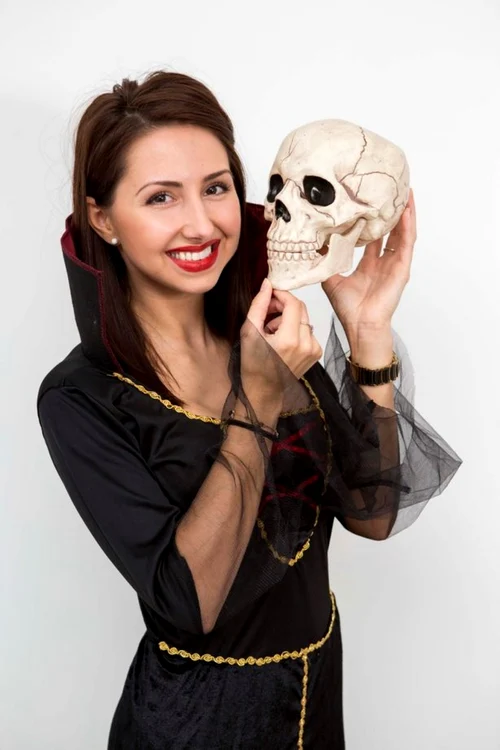 Maria Doibani este angajată să testeze costumele şi accesoriile pentru Halloween/FOTO Daily Mirror