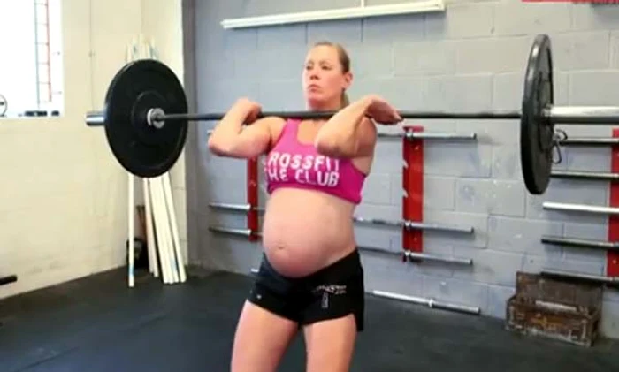 
    Se antrenează zilnic la sala de forţă  