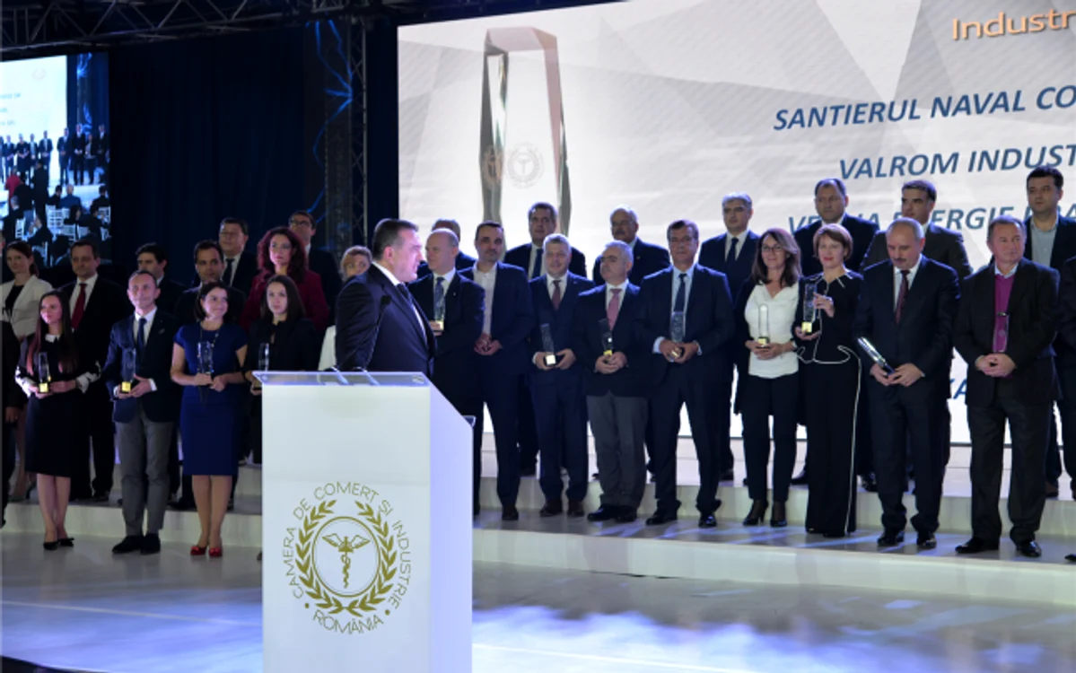 Reprezentanţii celor mai performante firme au primit trofee din partea conducerii Camerei de Comerţ şi Industrie a României FOTO: CCIR