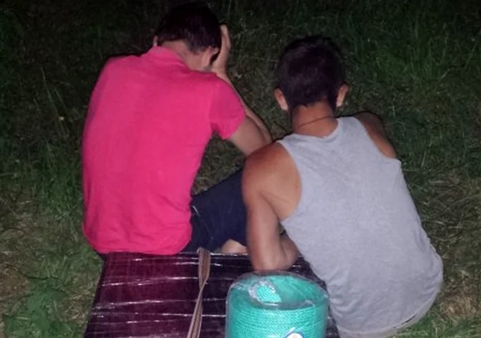 Cei doi tineri sunt cercetaţi acum pentru contrabandă Foto: Border.gov.md