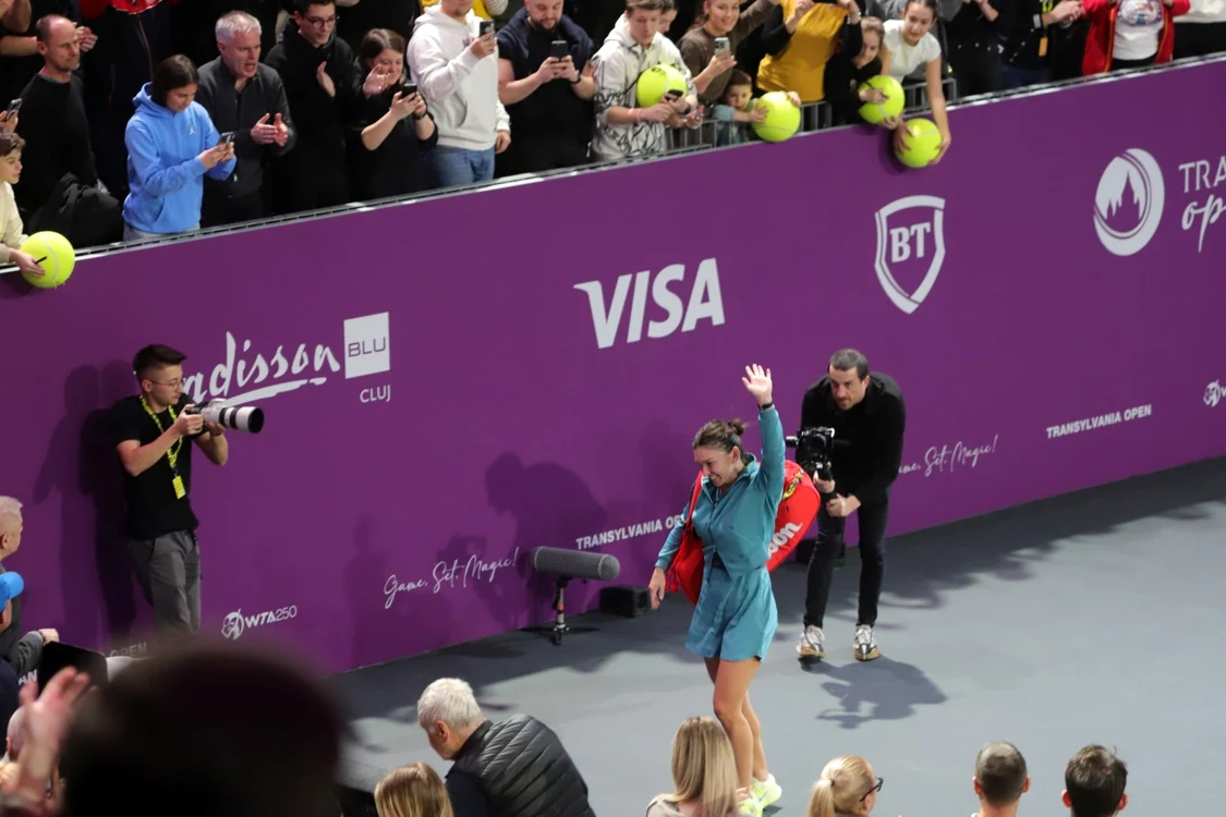 Simona Halep își ia la revedere de la publicul din Cluj în februarie 2025 (Foto: Marian Burlacu)