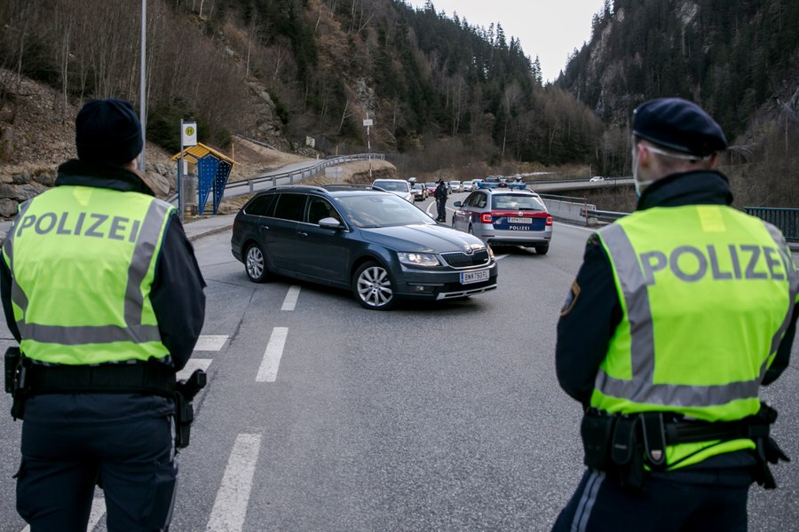 Trei români au făcut tot ce le-a stat în putință ca să fie arestați de polițiștii austrieci. „Mașina are doar trei roți”