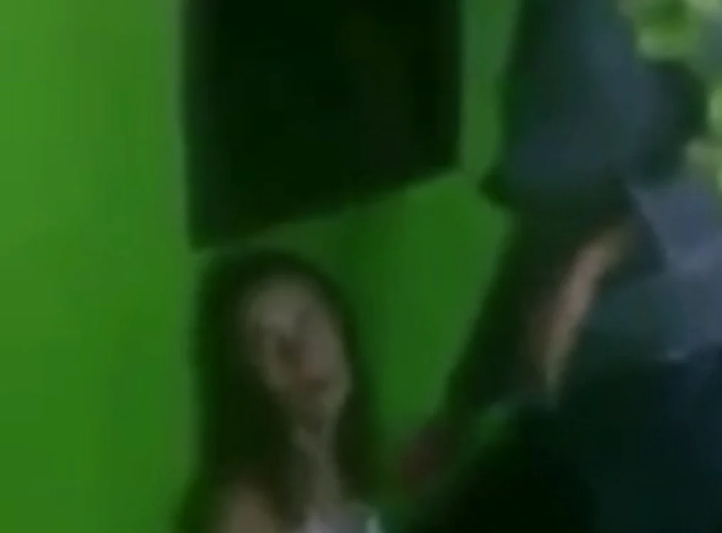 
    Au făcut sex în public fără să-i deranjeze că-i văd trecătoriiFoto Metro.co.uk  