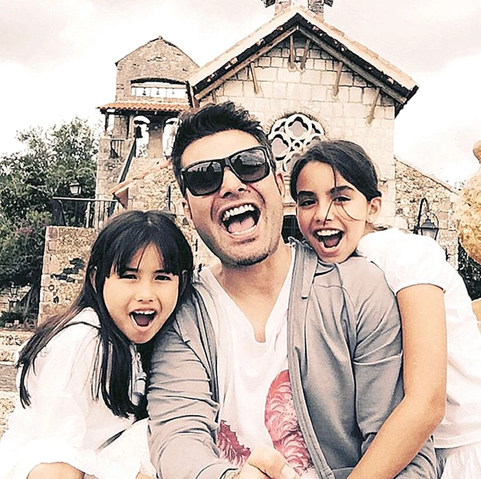 Mutu mai  are două fete  cu Consuelo