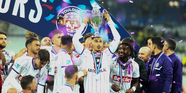 Jucătorii FC Toulouse sărbătoresc cu trofeul după ce au câștigat finala Cupei Franței contra FC Nantes pe stadionul Stade de France Paris pe 29 aprilie 2023 FOTO Profimedia (3) jpg