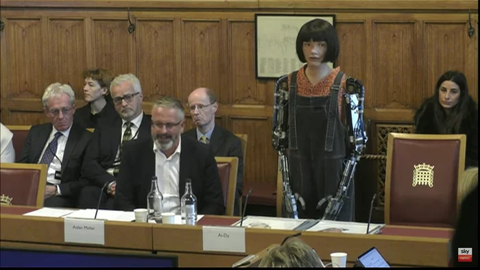 Robotul Ai-Da a bulversat parlamentarii britanici (sursa FOTO YT Skynews)