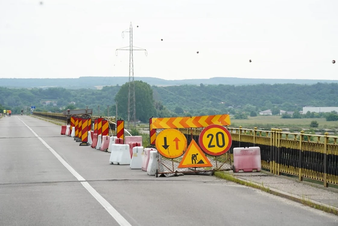 Bucăți desprinse din aleile pietonale au dus la închiderea circulației pe pod FOTO: DRDP Craiova 