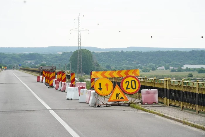 Bucăți desprinse din aleile pietonale au dus la închiderea circulației pe pod FOTO: DRDP Craiova 