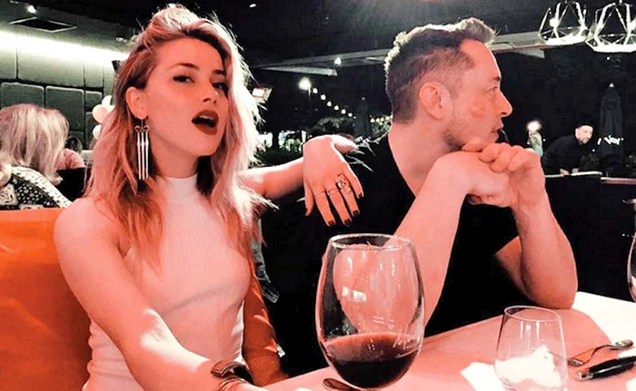 
    Amber a dat publicităţii  o poză în care Elon  Musk poartă pe obraz  urmele rujului ei   