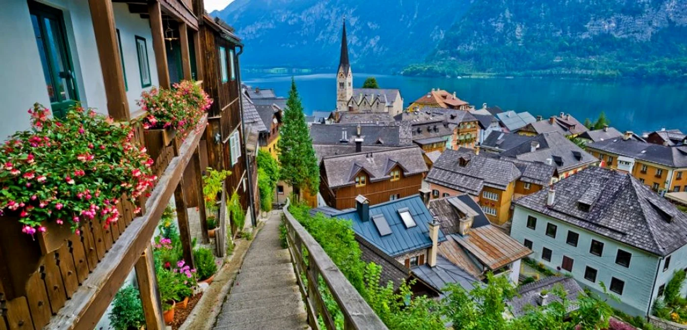 Cele mai frumoase sate din Europa: Hallstatt, satul unde munţii răsar din apă FOTO Corbis via travelandleisure.com