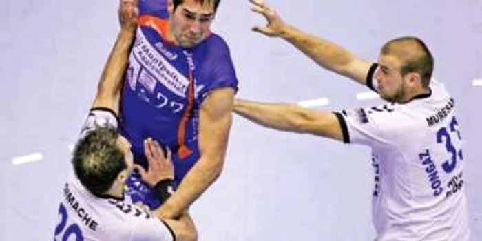 Karabatic (în albastru) a fost marcat excelent în meciul tur