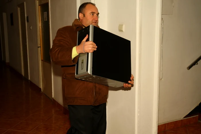Au fost ridicate probe şi duse la Poliţie
