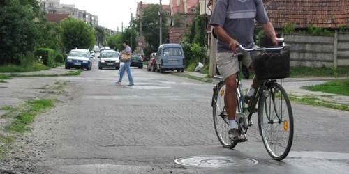 Trafic îngreunat de gropi pe strada Lalelelor