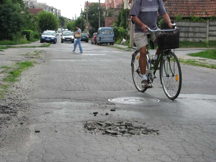 Trafic îngreunat de gropi pe strada Lalelelor