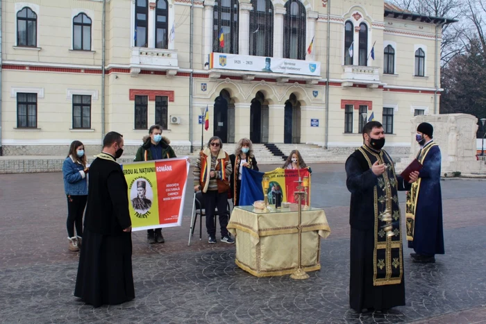 Slujba de pomenire a avut loc în faţa Catedralei din Piaţa Prefectura