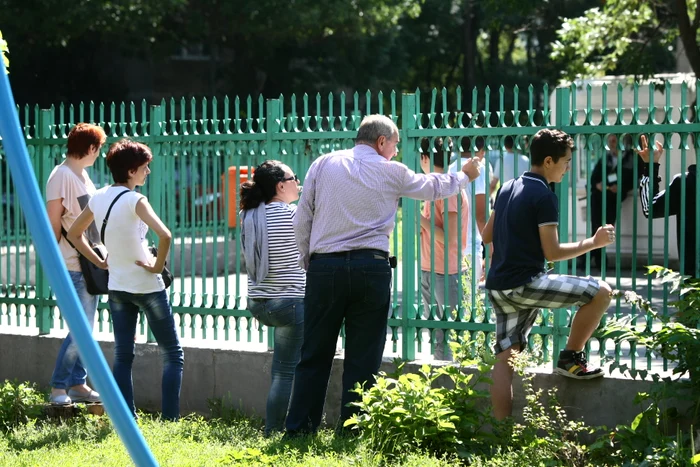 Bunicii şi Părinţii au aşteptat cu înfrigurare la gardul şcolii