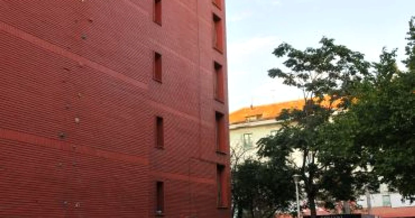Galaţi: Zeci de studenţi s-au căţărat până la etajul cinci