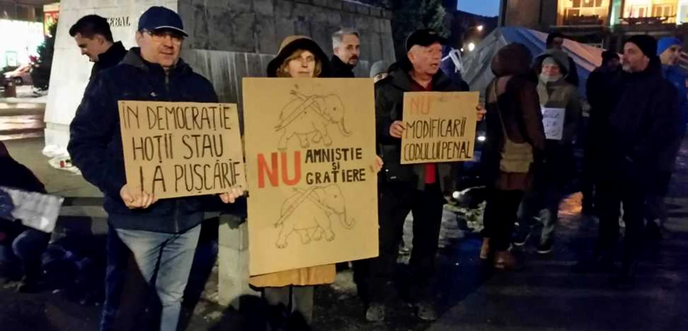 La ora 18:00 s-au întâlnit primii participanţi la miting. FOTO: Alin Nuţ.