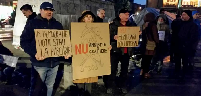 La ora 18:00 s-au întâlnit primii participanţi la miting. FOTO: Alin Nuţ.