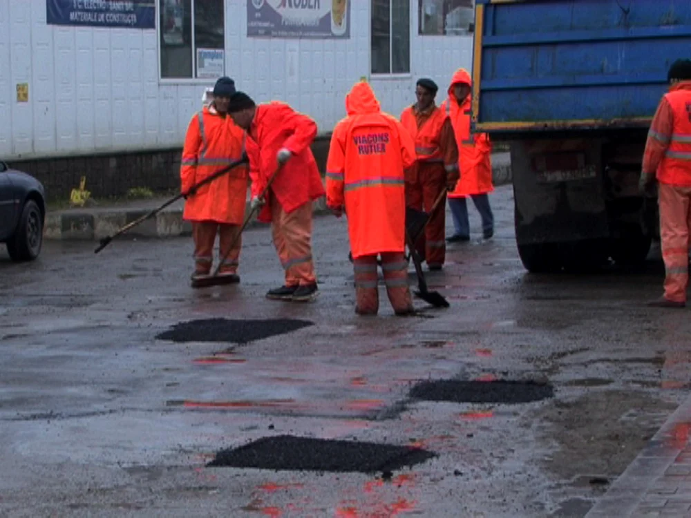 Muncitorii spun că au primit ordin să asfalteze pe timp de ploaie FOTO:v24tv