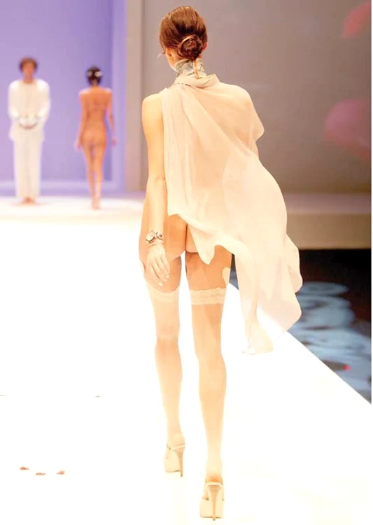 Cu sânii în vânt şi sfârcurile acoperite de plasturi în formă de inimă, femeile vor face senzaţie pe plajă