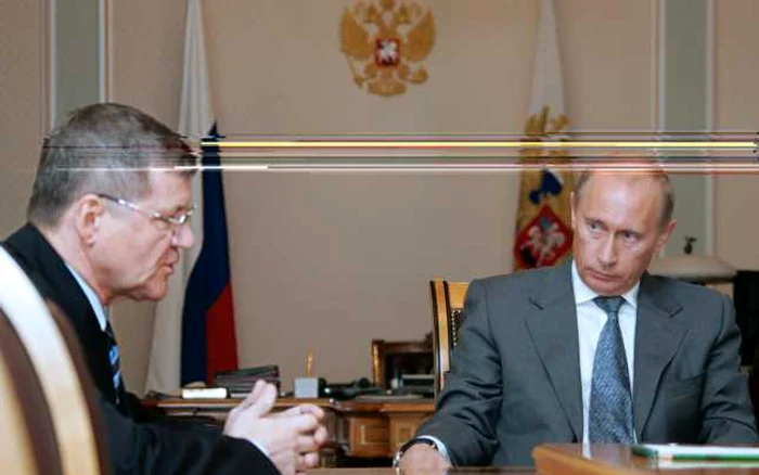 Procurorul general Iuri Ceaika (stânga), alături de preşedintele rus Vladimir Putin (dreapta). FOTO: Reuters