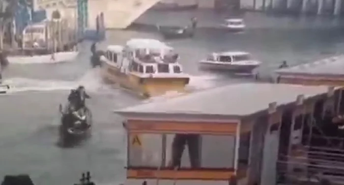 O ambarcațiune turistică a lovit mai multe gondole în Veneția FOTO: Captură video