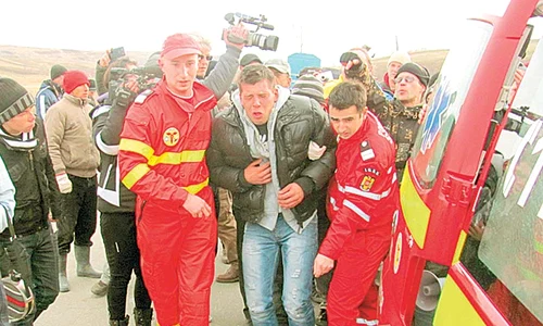 «Războiul» de la Pungeşti (Fotografii: Reuters) jpeg