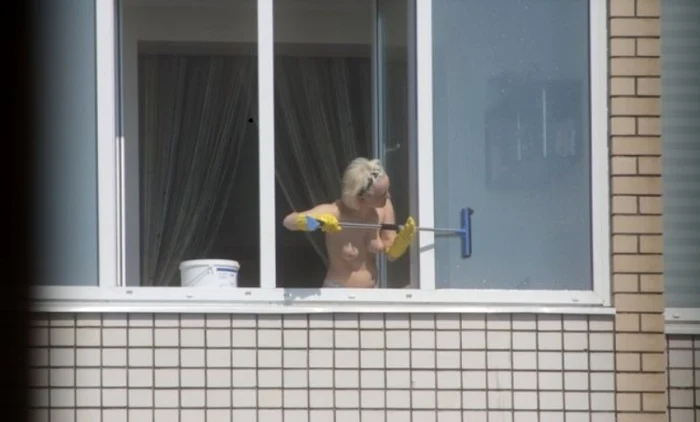 
    O vorbă din bătrâni spune că geamurile curate sunt cartea de vizită a oricărei gospodine, iar doamna din imagini a ţinut cont de acest lucru  