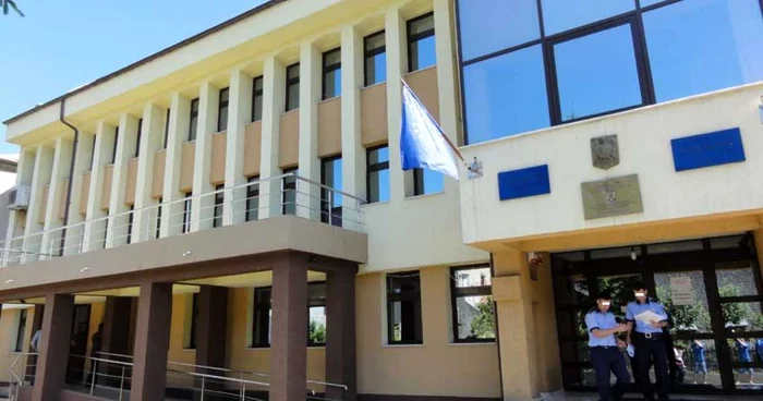Cei doi poliţişti au fost audiaţi la Parchetul de pe lângă Tribunalul Olt  (FOTO: Mugurel Manea)
