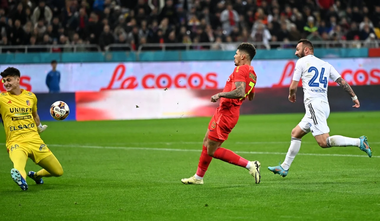 Florinel Coman (roșu) este al doilea cel mai bun marcator de la FCSB (FOTO: Sportpictures)