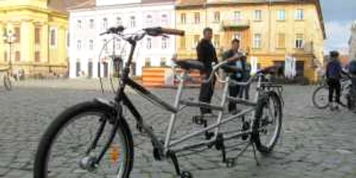Bicicletă pentru trei persoane la Timişoara FOTO