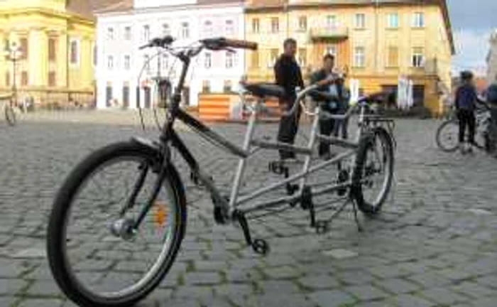 Bicicletă pentru trei persoane la Timişoara FOTO: Ştefan Both