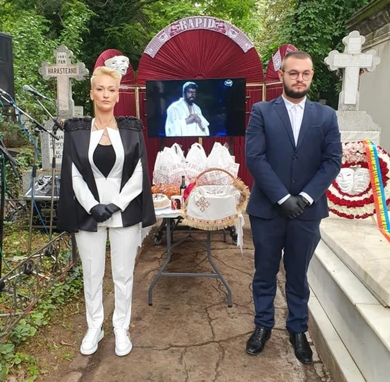 
    Gabriela Lucuţar, cea care a condus şi ceremonia de înmormântare, s-a ocupat de parastasul marelui actor Ion Dichiseanufoto: Facebook  