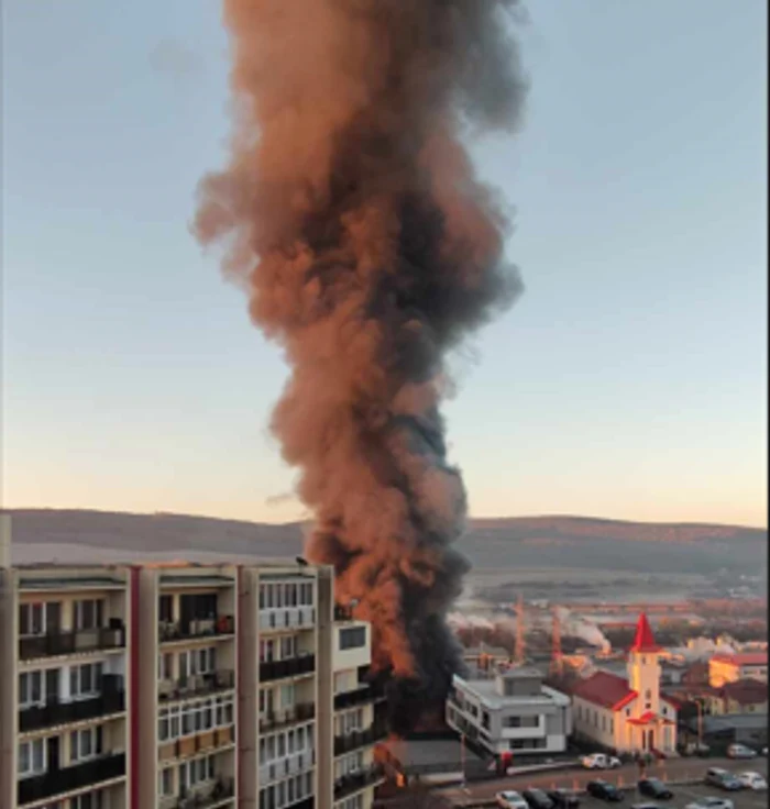 Fumul dens a determinat avertizarea prin RO alert a clujenilor. FOTO: Vakarcs Lorand