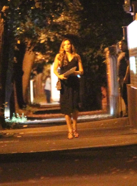 Blondina a plecat la restaurant cu sandalele în care a făcut ședința foto la TVR