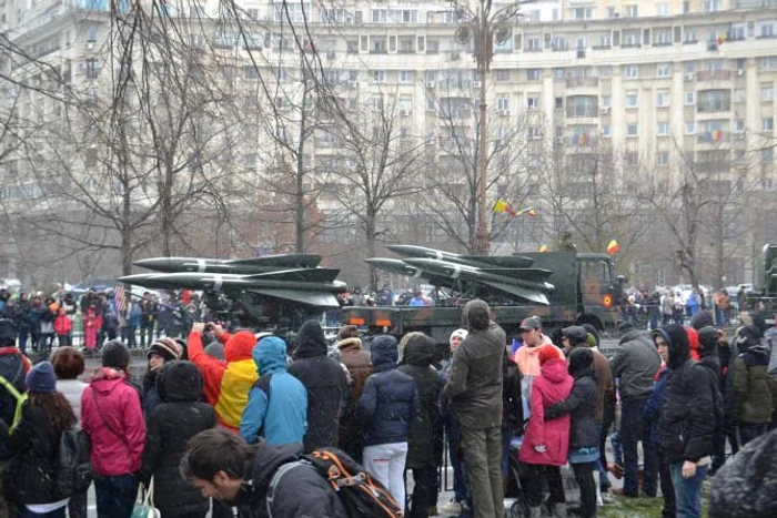 Mii de oameni au înfruntat gerul și ninsoarea