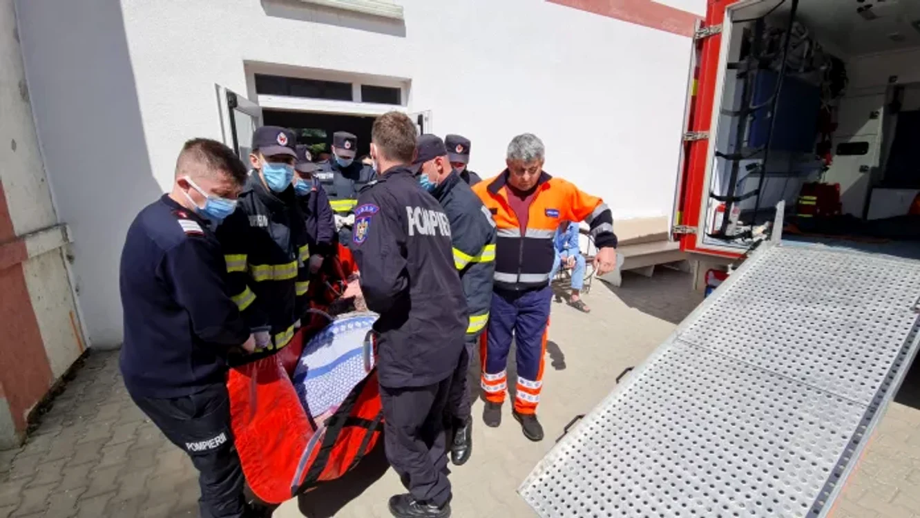 Pacienta supraponderală transportată în spital