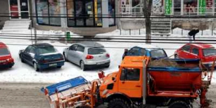 Zăpada din ultimele zile a distrus asfaltul proaspăt.