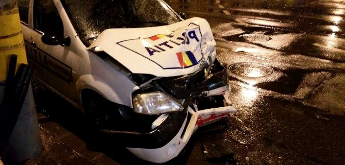 Poliţiştii circulau cu viteză mică. Foto: Adevărul