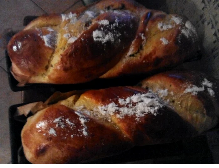 
    Cozonac cu cacao și nucă  