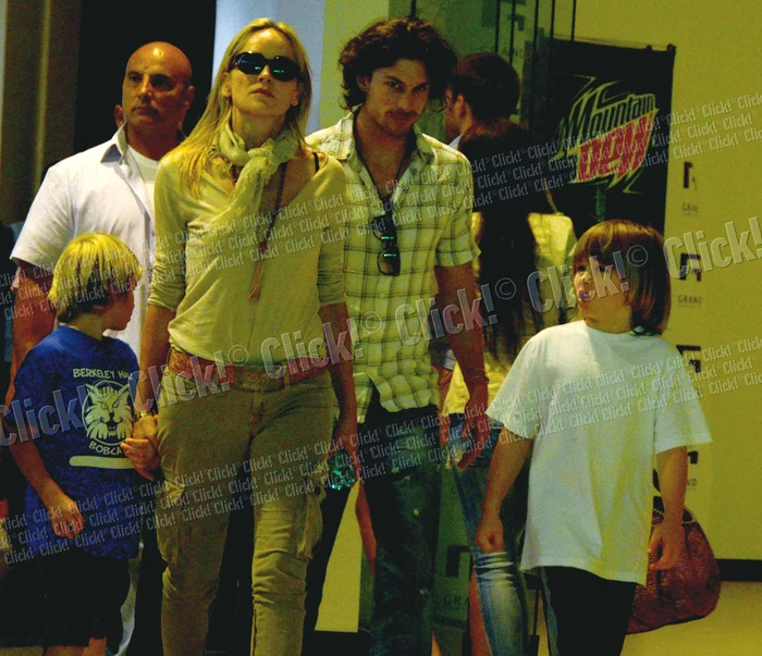 13 august,  la un film