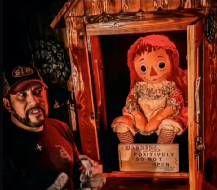 Dan Rivera și  păpușa blestemată Annabelle 