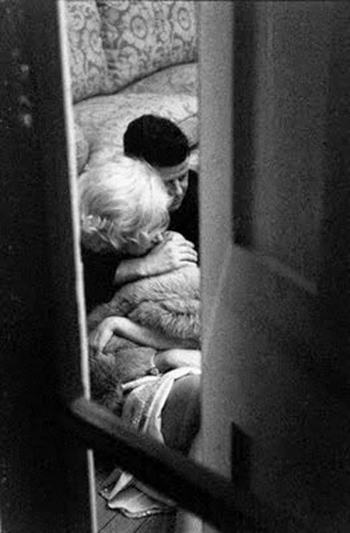 Marilyn Monroe şi preşedintele Statelor Unite, John F. Kennedy, îmbrăţişaţi