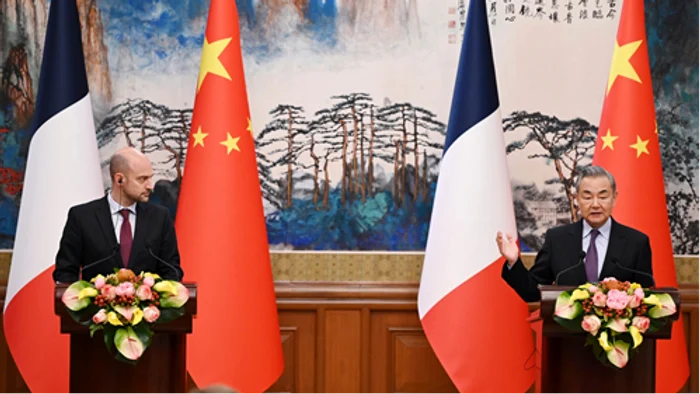 Ministrul francez de externe, Jean-Noël Barrot și omologul său chinez, Wang Yi FOTO www.wpri.com